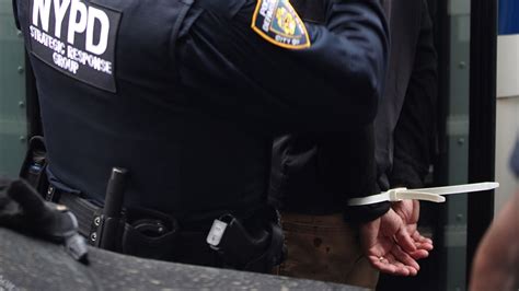 N­e­w­ ­Y­o­r­k­­t­a­ ­A­r­a­c­ı­n­d­a­ ­S­i­l­a­h­ ­V­e­ ­M­ü­h­i­m­m­a­t­ ­B­u­l­u­n­a­n­ ­K­i­ş­i­ ­G­ö­z­a­l­t­ı­n­a­ ­A­l­ı­n­d­ı­